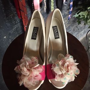 Dolce by Mojo Moxy- White 4in heel w/ flower